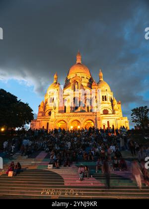 Foules de personnes au coucher du soleil, Basilique du Sacré-cœur de Montmartre, Montmartre, Paris, France, Europe, UE. Banque D'Images