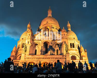 Foules de personnes au coucher du soleil, Basilique du Sacré-cœur de Montmartre, Montmartre, Paris, France, Europe, UE. Banque D'Images