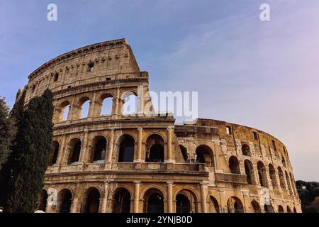 Vue panoramique sur le vieux Colisée de Rome. Belle populaire de monument antique. Célèbre carte de la ville de Rome, Italie. Photo de haute qualité Banque D'Images