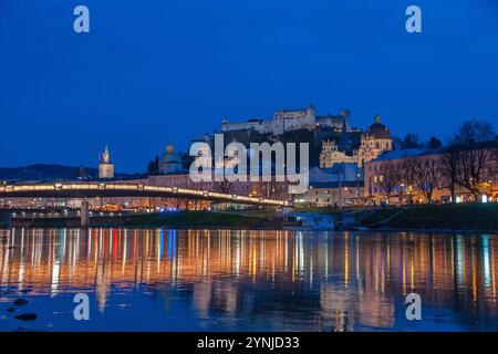 Der Makartsteg in der Zeit des weltberühmten Christkindlmarkt auf dem Domplatz und Residenzplatz von Salzburg, Österreich Banque D'Images