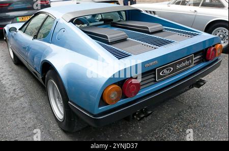 Vue arrière de trois quarts d'une Ferrari Berlinetta Boxer BB 512 bleue, exposée au Pall Mall, lors du St James Motoring Spectacular 2024. Banque D'Images
