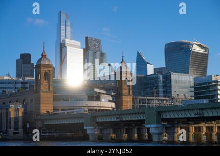 Ville de Londres, Royaume-Uni. 26 novembre 2024. Le soleil du matin et un ciel bleu illuminent les bureaux du quartier financier de la City of London. Crédit : Malcolm Park/Alamy Live News Banque D'Images