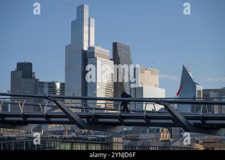 Ville de Londres, Royaume-Uni. 26 novembre 2024. Le soleil du matin et un ciel bleu illuminent les bureaux du quartier financier de la City of London. Crédit : Malcolm Park/Alamy Live News Banque D'Images
