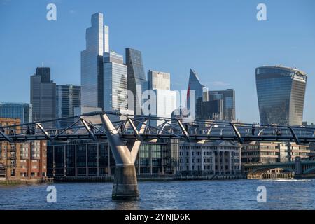 Ville de Londres, Royaume-Uni. 26 novembre 2024. Le soleil du matin et un ciel bleu illuminent les bureaux du quartier financier de la City of London. Crédit : Malcolm Park/Alamy Live News Banque D'Images