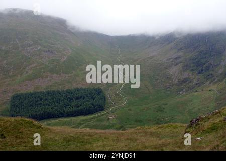 Mardale Head et le col de Gatescarth de « Rough Crag » sur la route à la chaîne de « High Street » dans le parc national du Lake District, Cumbria, Angleterre, Royaume-Uni. Banque D'Images