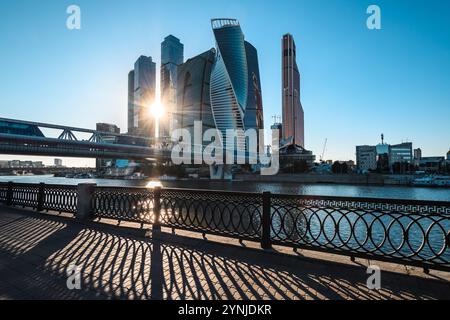 Moscou, Russie - 15 août 2017 : gratte-ciel modernes du Centre international d'affaires de Moscou reflétant la lumière du soleil sur la rivière Moskva. Banque D'Images