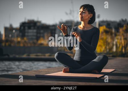 personne tenant l'instrument de cloche tibetian tingsha pour la thérapie de vibration et de guérison sonore, le corps de cymball ting-sha et la technique de récupération de l'esprit, femme Banque D'Images