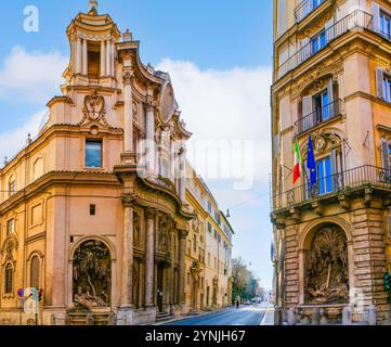Panorama de la via delle Quattro Fontane avec deux fontaines encastrées dans les murs, Rome, Italie Banque D'Images