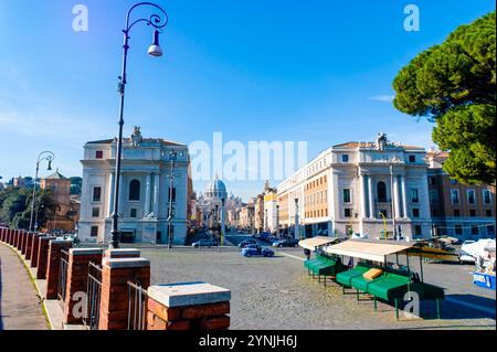 Le petit marché sur la Piazza Pia et l'immense dôme de la basilique Saint-Pierre dominent la vieille ville de Rome, en Italie Banque D'Images