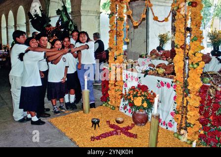 Créateurs d'Altar, célébrant la fin de leur travail pour le concours Altar de Muertos, Fiesta de Muertos, cimetière San Miguel, Oaxaca, Mexique Banque D'Images