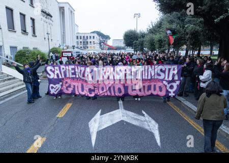 Rome, Italie. 25 novembre 2024. Des activistes manifestent à l'intérieur de l'Université la Sapienza de Rome à l'occasion de la Journée internationale pour l'élimination de la violence à l'égard des femmes, le 25 novembre 2024 (crédit image : © Matteo Nardone/Pacific Press via ZUMA Press Wire) USAGE ÉDITORIAL SEULEMENT! Non destiné à UN USAGE commercial ! Banque D'Images