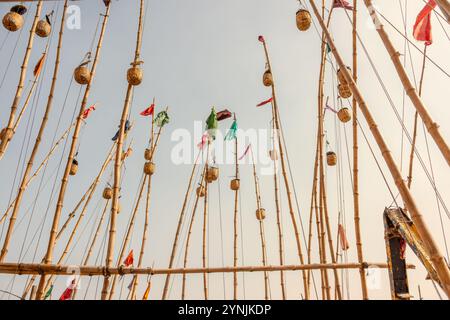 Varanasi aussi Benares, Banaras, Kashi est une ville sur le fleuve Gange dans le nord de l'Inde qui a une place centrale dans les traditions de pèlerinage, la mort Banque D'Images