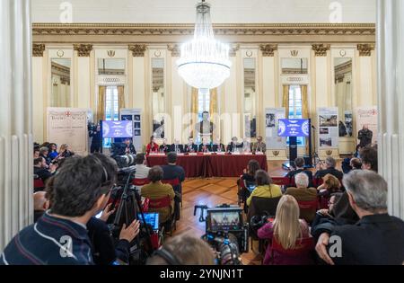 Milan, Italie. 26 novembre 2024. Conferenza stampa per presentare "la forza del destino" l'Opera inaugurale della Stagione 2024/2025 del Teatro alla Scala - Milano, Italia - Marted&#xec;, 26 novembre 2024 (photo Stefano Porta/LaPresse) Conférence de presse pour présenter "la forza del Destino", l'opéra inaugural de la saison 2024/2025 du Teatro alla Scala - Milan, Italie - mardi 26 novembre 2024 (photo Stefano Porta/Live presse) Banque D'Images