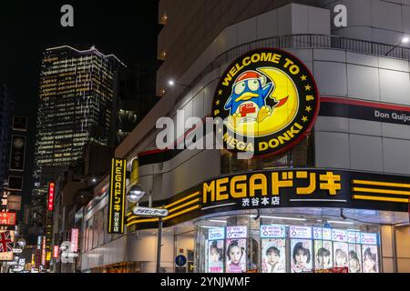 Mega don quijote magasin attirant des clients à shibuya, tokyo, la nuit Banque D'Images