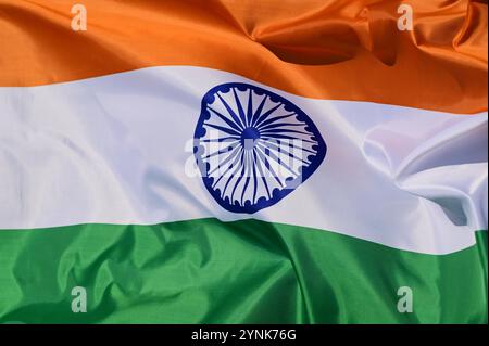 Gros plan du drapeau national de l'Inde, flottant dans le vent avec des plis, motif de vague Banque D'Images