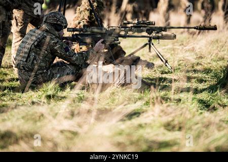 Le prince de Galles, colonel des Welsh Guards, tire avec un fusil de tireur d'élite, lors d'une visite au 1er bataillon Welsh Guards à Salisbury Plain, Wiltshire, pour entendre comment ils sont passés du service cérémonial à l'armée de campagne. Date de la photo : mardi 26 novembre 2024. Banque D'Images