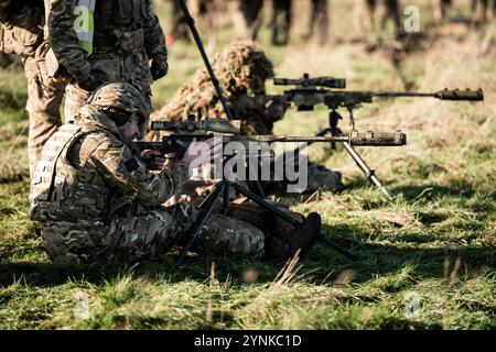 Le prince de Galles, colonel des Welsh Guards, tire avec un fusil de tireur d'élite, lors d'une visite au 1er bataillon Welsh Guards à Salisbury Plain, Wiltshire, pour entendre comment ils sont passés du service cérémonial à l'armée de campagne. Date de la photo : mardi 26 novembre 2024. Banque D'Images