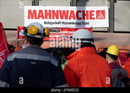 Mangez, Deutschland. 26 novembre 2024. Veillée des métallurgistes devant la porte de l'usine, objectif 1, acier ThyssenKrupp, réduction de la main-d'œuvre, métallurgistes, démonstration, démo, ThyssenKrupp Steel Duisburg, 26 novembre 2024, crédit : dpa/Alamy Live News Banque D'Images