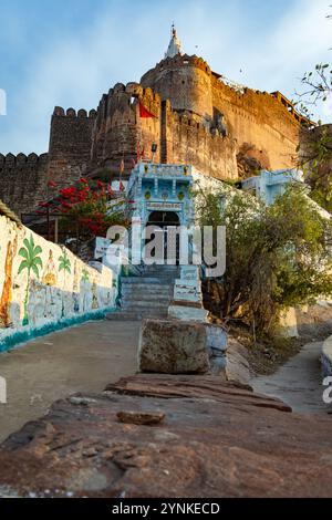 ancien temple avec mur extérieur de fort historique avec ciel bleu clair à la forme du matin l'image d'angle plat est prise au temple jwalamukhi jodhpur rajastha Banque D'Images