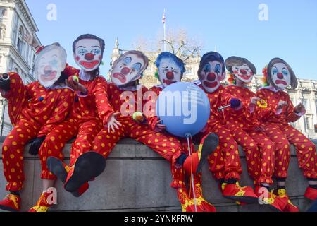 Londres, Royaume-Uni. 26 novembre 2024. Les militants de PETA (People for the Ethical Treatment of Animals) habillés en clowns et portant les masques des anciens premiers ministres britanniques Gordon Brown, David Cameron, Tony Blair, Boris Johnson, Rishi Sunak, Theresa May et Liz Truss organisent une manifestation devant Downing Street, appelant le premier ministre actuel Keir Starmer à cesser de «clowner autour» et à mettre fin aux expériences animales. Crédit : SOPA images Limited/Alamy Live News Banque D'Images