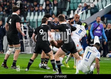 Turin, Italie. 23 novembre 2024. Mark Tele'a de Nouvelle-Zélande (G) et Ross Vintcent d'Italie (d) vus en action lors du match test match de la série des Nations d'automne au stade Allianz. La Nouvelle-Zélande gagne contre l'Italie avec un score de 11-29. (Crédit image : © Davide Di Lalla/SOPA images via ZUMA Press Wire) USAGE ÉDITORIAL SEULEMENT! Non destiné à UN USAGE commercial ! Banque D'Images