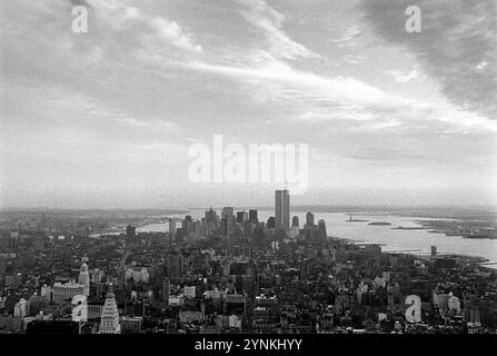 - USA, New York, panorama de Manhattan depuis l'Empire State Building (juillet 1985) - USA, New York, panorama di Manhattan dall'Empire State Building (Luglio 1985) Banque D'Images