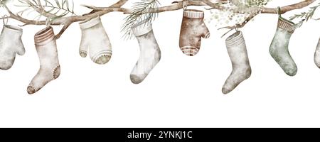 Bordure horizontale de Noël avec décorations suspendues. Bannière vintage de Noël dessinée à la main. Chaussettes à l'ancienne, mitaines, sur un fond isolé. Vacances Banque D'Images
