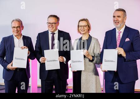 Von links : Georg Maier SPD, geschäftsführender Inneminister, Mario Voigt Fraktionsvorsitzender CDU, Katja Wolf Fraktionsvorsitzende BSW, Steffen Schütz Stellvertretender Fraktionsvorsitzender BSW Thüringen den Regierungsvertrag, 22.11.2024, Erfurt Deutschland, Politik, Vorstellung Regierungsvertrag Koalitionsvertrag Koalitionsvertrag präsentieren Schütz Banque D'Images