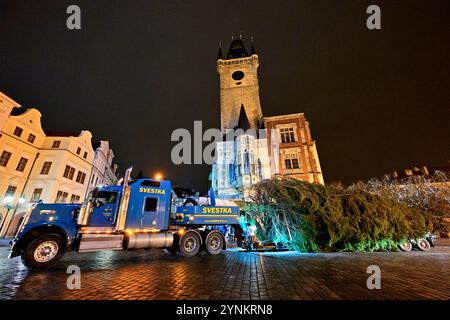 Prague, République tchèque. 25 novembre 2024. Des spécialistes installent le sapin de Noël de Prague sur la place de la vieille ville à Prague, en République tchèque, le 26 novembre 2024. Crédit : vit Simanek/CTK photo/Alamy Live News Banque D'Images