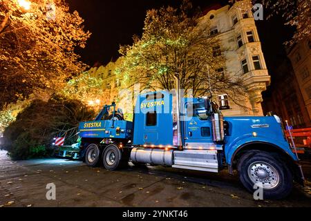 Prague, République tchèque. 25 novembre 2024. Des spécialistes installent le sapin de Noël de Prague sur la place de la vieille ville à Prague, en République tchèque, le 26 novembre 2024. Crédit : vit Simanek/CTK photo/Alamy Live News Banque D'Images