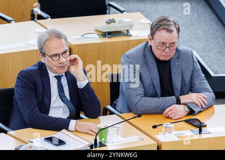 Georg Maier SPD, geschäftsführender Inneminister, Bodo Ramelow Die Linke, geschäftsführender Ministerpräsident auf der Regierungsbank, 14.11.2024, Erfurt Deutschland, Politik, Thüringer Landtag, 3. Plenarsitzung *** de gauche à droite Georg Maier SPD, Ministre de l'intérieur par intérim, Bodo Ramelow Die Linke, premier Ministre par intérim sur les bancs du gouvernement, 14 11 2024, Erfurt Allemagne, politique, Parlement de Thuringe, 3 session plénière xprx Banque D'Images