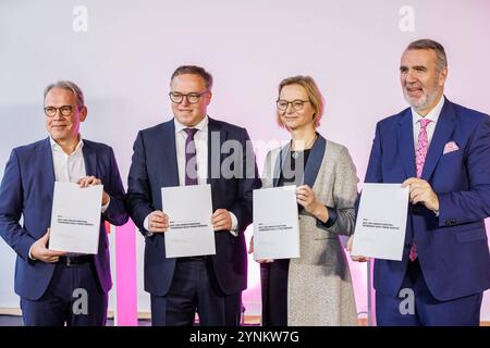 Von links : Georg Maier SPD, geschäftsführender Inneminister, Mario Voigt Fraktionsvorsitzender CDU, Katja Wolf Fraktionsvorsitzende BSW, Steffen Schütz Stellvertretender Fraktionsvorsitzender BSW Thüringen den Regierungsvertrag, 22.11.2024, Erfurt Deutschland, Politik, Vorstellung Regierungsvertrag Koalitionsvertrag Koalitionsvertrag präsentieren Schütz Banque D'Images