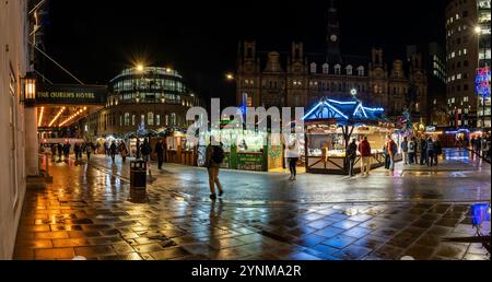 CITY SQUARE, LEEDS, ROYAUME-UNI - 25 NOVEMBRE 2024. Panorama paysager des étals de marché colorés au marché de Noël de Leeds à City Square, Leeds, UK Wit Banque D'Images