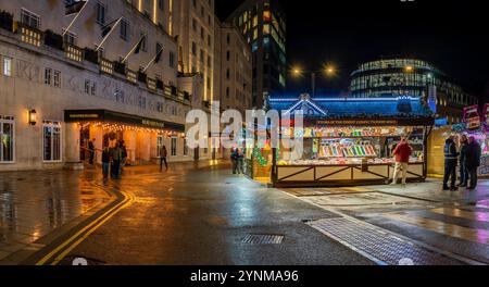 CITY SQUARE, LEEDS, ROYAUME-UNI - 25 NOVEMBRE 2024. Panorama paysager des étals de marché colorés au marché de Noël de Leeds à City Square, Leeds, UK Wit Banque D'Images