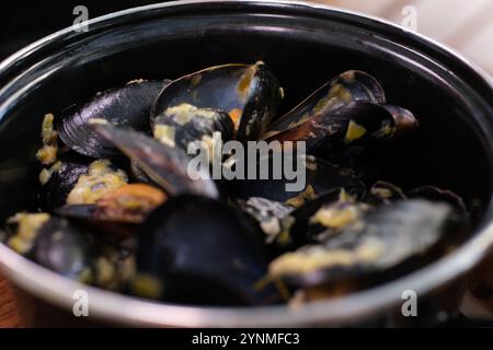 casserole aux moules avec sauce à la crème et pain savoureux à l'ail et aux épices. table du restaurant. Banque D'Images