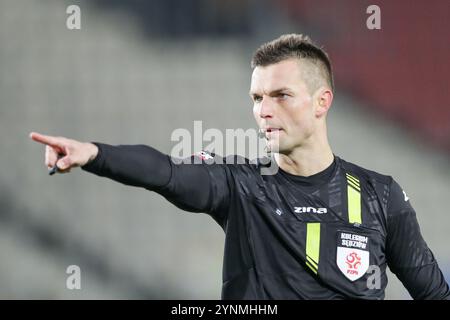Cracovie, Pologne. 25 novembre 2024. L'arbitre Marcin Szczerbowicz de Pologne vu lors du match de football de la Ligue polonaise PKO BP Ekstraklasa 2024/2025 entre Puszcza Niepolomice et Widzew Lodz au stade de Cracovia. Score final ; Puszcza Niepolomice 2:0 Widzew Lodz. Crédit : SOPA images Limited/Alamy Live News Banque D'Images