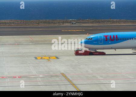 TUI Airway Airway avion Boeing 737-800 se préparant pour le vol sur la piste de l'aéroport le 13 juillet 2019 à Granadilla de Abona, Espagne. Banque D'Images