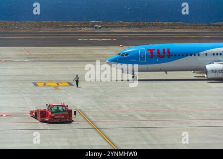 TUI Airway Airway avion Boeing 737-800 se préparant pour le vol sur la piste de l'aéroport le 13 juillet 2019 à Granadilla de Abona, Espagne. Banque D'Images