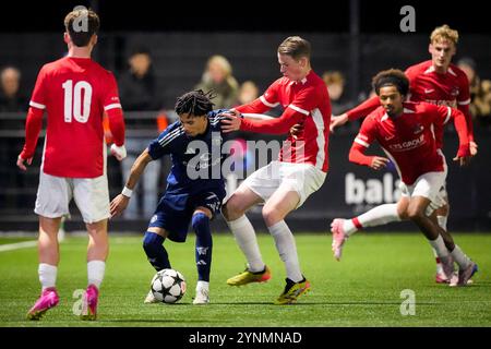 Wijdewormer, pays-Bas. 26 novembre 2024. WIJDEWORMER, PAYS-BAS - NOVEMBRE 26 : Ethan Williams de Manchester United U19 combat pour la possession avec Kasper Boogaard de l'AZ U19 lors du match de l'UEFA Youth League 2024/25 entre l'AZ U19 et Manchester United U19 à l'AFAS Trainingscomplex le 26 novembre 2024 à Wijdewormer, pays-Bas. (Photo de Ed van de Pol/Orange Pictures) crédit : Orange pics BV/Alamy Live News Banque D'Images