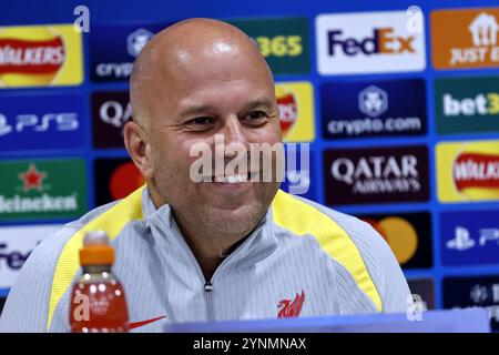 26 novembre 2024 ; Anfield et AXA Training Centre, Liverpool, Merseyside, Angleterre ; Conférence de presse et séance d'entraînement avant le match de l'UEFA Champions League entre Liverpool et le Real Madrid à Liverpool, Angleterre ; l'entraîneur de Liverpool Arne Slot s'adressant aux médias lors de la conférence de presse d'aujourd'hui à Anfield avant le match de la Ligue des Champions de demain contre le Real Madrid. Banque D'Images