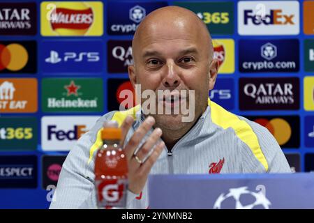 26 novembre 2024 ; Anfield et AXA Training Centre, Liverpool, Merseyside, Angleterre ; Conférence de presse et séance d'entraînement avant le match de l'UEFA Champions League entre Liverpool et le Real Madrid à Liverpool, Angleterre ; l'entraîneur de Liverpool Arne Slot s'adressant aux médias lors de la conférence de presse d'aujourd'hui à Anfield avant le match de la Ligue des Champions de demain contre le Real Madrid. Banque D'Images