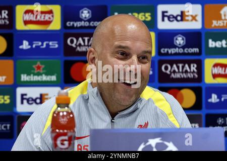 26 novembre 2024 ; Anfield et AXA Training Centre, Liverpool, Merseyside, Angleterre ; Conférence de presse et séance d'entraînement avant le match de l'UEFA Champions League entre Liverpool et le Real Madrid à Liverpool, Angleterre ; l'entraîneur de Liverpool Arne Slot s'adressant aux médias lors de la conférence de presse d'aujourd'hui à Anfield avant le match de la Ligue des Champions de demain contre le Real Madrid. Banque D'Images