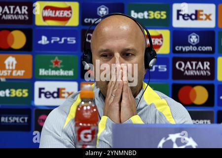 26 novembre 2024 ; Anfield et AXA Training Centre, Liverpool, Merseyside, Angleterre ; Conférence de presse et séance d'entraînement avant le match de l'UEFA Champions League entre Liverpool et le Real Madrid à Liverpool, Angleterre ; l'entraîneur de Liverpool Arne Slot s'adressant aux médias lors de la conférence de presse d'aujourd'hui à Anfield avant le match de la Ligue des Champions de demain contre le Real Madrid. Banque D'Images