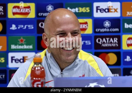 26 novembre 2024 ; Anfield et AXA Training Centre, Liverpool, Merseyside, Angleterre ; Conférence de presse et séance d'entraînement avant le match de l'UEFA Champions League entre Liverpool et le Real Madrid à Liverpool, Angleterre ; l'entraîneur de Liverpool Arne Slot s'adressant aux médias lors de la conférence de presse d'aujourd'hui à Anfield avant le match de la Ligue des Champions de demain contre le Real Madrid. Banque D'Images