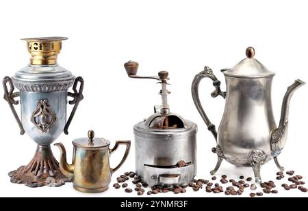 Vieux pot de café, samovar, café moulin et grains isolés sur fond blanc. Plats vintage. Banque D'Images