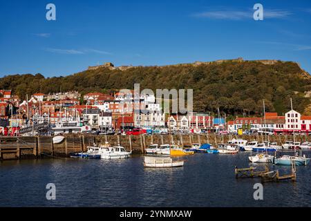 Bateaux amarrés dans le port en dessous du château de Scarborough, Yorkshire, Angleterre. Banque D'Images
