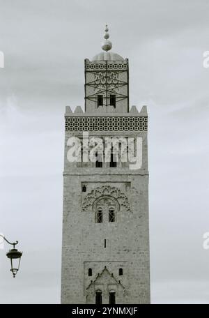 Le minaret de l’emblématique mosquée Koutoubia dans la vieille ville de Marrakech au Maroc au Maghreb saharien en Afrique du Nord. Banque D'Images