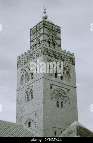Le minaret de l’emblématique mosquée Koutoubia dans la vieille ville de Marrakech au Maroc au Maghreb saharien en Afrique du Nord. Banque D'Images