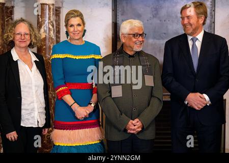 Amsterdam, pays-Bas, 2024-11-26 17:07:50 AMSTERDAM, 26-11-2024, Palais Royal AmsterdamKing Willem Alexander présente le Prix Erasmus à l'écrivain indien Amitav Ghosh (Kolkata, 1956) au Palais Royal d'Amsterdam. Le roi est un mécène de la fondation Praemium Erasmianum. PHOTO : NLBeeld/Patrick van EMST crédit : NL Beeld/Patrick van EMST Banque D'Images