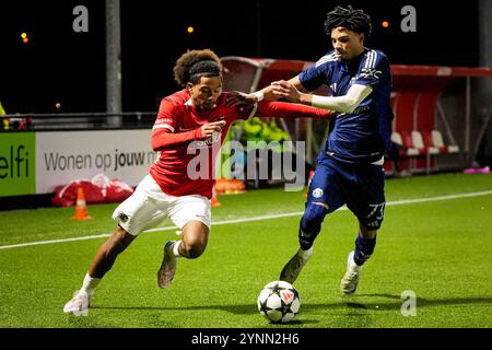 Wijdewormer, pays-Bas. 26 novembre 2024. WIJDEWORMER, PAYS-BAS - NOVEMBRE 26 : Elijah Dijkstra de l'AZ U19 combat pour la possession avec Ethan Williams de Manchester United U19 lors du match de l'UEFA Youth League 2024/25 entre l'AZ U19 et Manchester United U19 à l'AFAS Trainingscomplex le 26 novembre 2024 à Wijdewormer, pays-Bas. (Photo de Ed van de Pol/Orange Pictures) crédit : Orange pics BV/Alamy Live News Banque D'Images